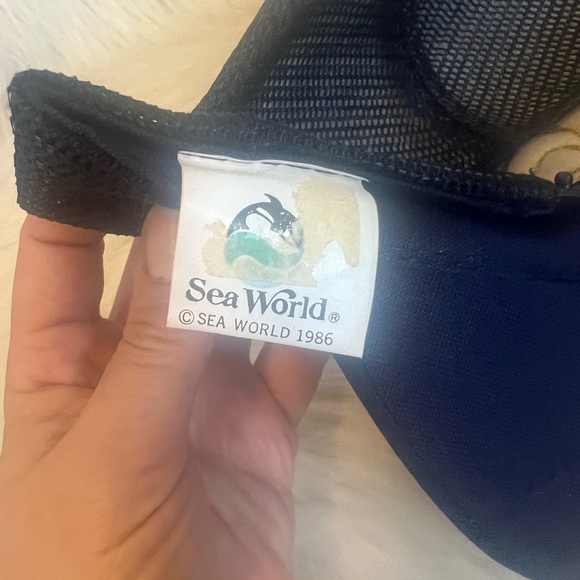 Vintage 1986 Sea World Trucker Hat Snap Back Embroidered - Picture 3 of 3